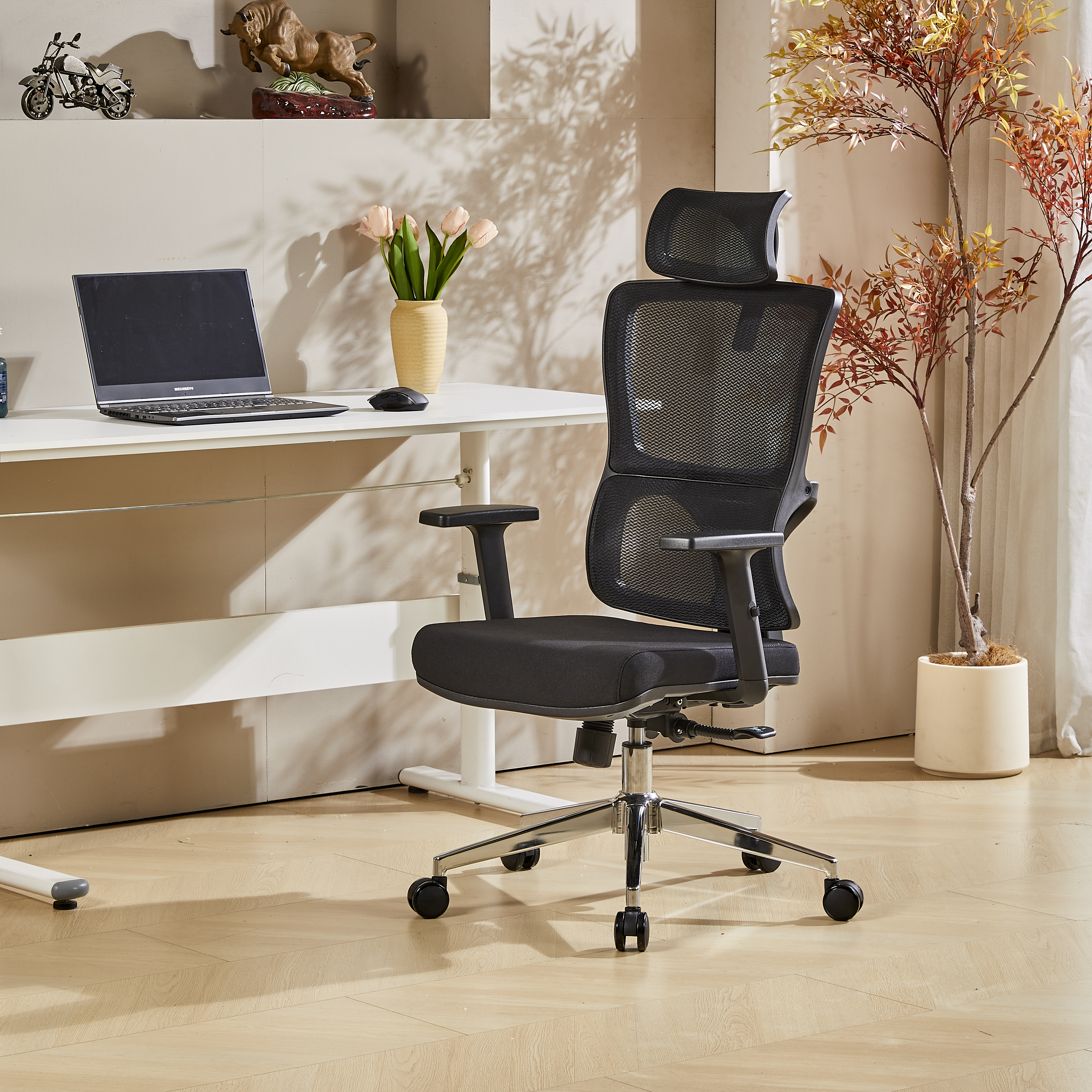 Jak prawidłowo ustawić fotel ergonomiczny, żeby wygodniej pracować przy biurku?